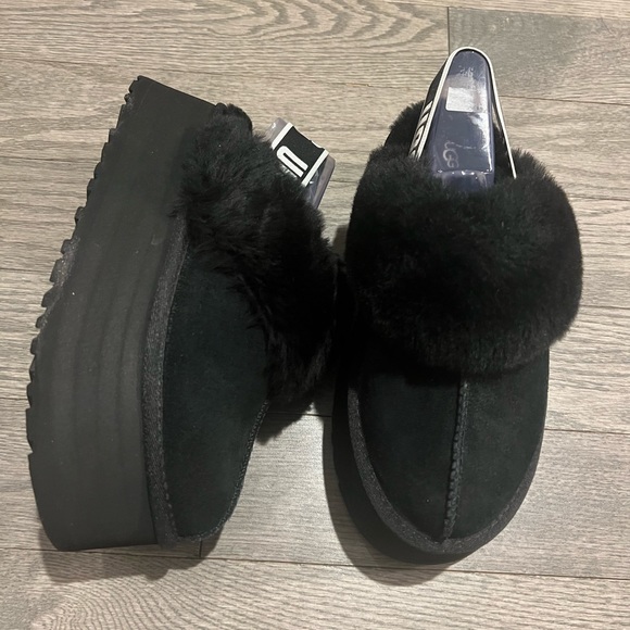 UGG Funkette
Women's platform sandal（Ships out in one day） - Picture 12 of 15